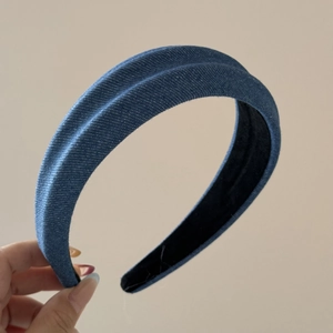 Close-up of blue denim headband featuring thick ridge design and soft black velvet lining