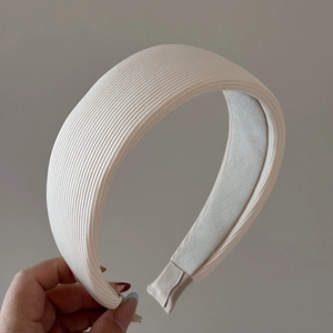 Détail du serre-tête rayé blanc crème avec tissu rembourré épais et doublure antidérapante