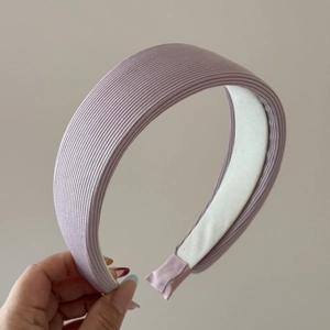 Détail d'un serre-tête large lavande avec texture en maille côtelée et doublure douce