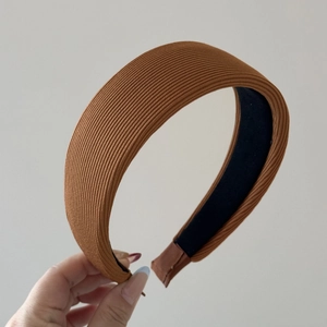 Détail d'un serre-tête côtelé marron caramel avec doublure antidérapante et tissu élastique