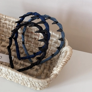 Détail des dents de peigne antidérapantes de ces serre-têtes en denim ondulés