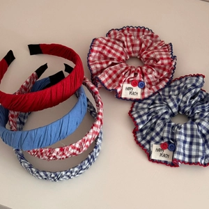 Haarschmuck-Set mit rot-blauem Karomuster, Haargummis und Haarreifen mit Zierknöpfen
