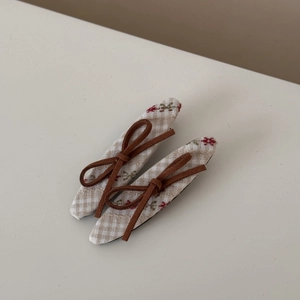 Détail de barrettes à fleurs et carreaux avec nœuds en velours au style vintage coréen