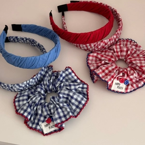 Set aus rot-blauen karierten Haargummis und Stirnbändern mit Knopfverzierung
