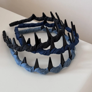 Détail de serre-têtes en jean avec pointes punk en noir, bleu foncé et bleu clair