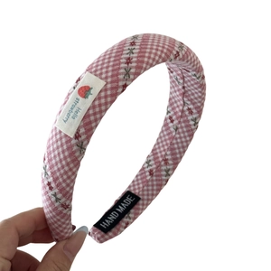 Serre-tête en tissu vichy rose avec broderie fraise et étiquettes faites à la main