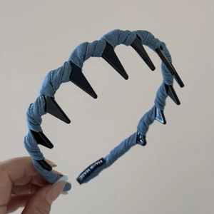 Détail du serre-tête en denim avec dents antidérapantes et étiquette fait main