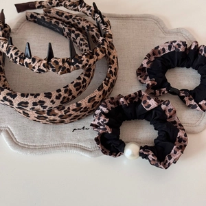 Détail de l'ensemble serre-tête léopard avec chouchous et accents de perles blanches