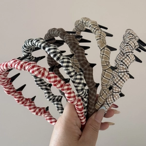 Set of minimalist plaid fabric headbands with wavy teeth for non-slip hair styling