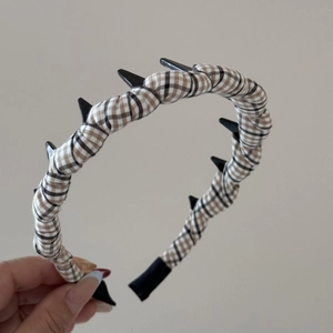 Detailed view of the anti-slip wide teeth inside the brown plaid fabric headband