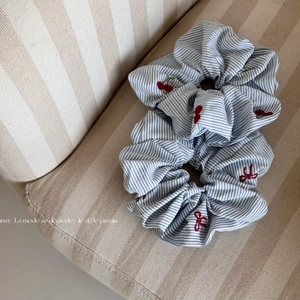 Frais Sucré Chouchou Élastique à Cheveux en Tissu Rayé Bleu Avec Broderie Cerise Nœud Accessoires de Cheveux pour Femmes Filles Quotidien Rencontre