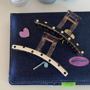 Grandes pinces à cheveux à pois noirs et blancs sur fond denim au style vintage