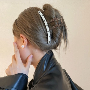 Pince à cheveux ambre élégante avec barre argentée à pois dans une coiffure