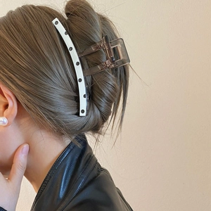 Grande pince à cheveux élégante à pois noirs sur base marron foncé pour coiffures relevées
