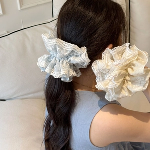 Set di eleganti elastici in pizzo per coda di cavallo in azzurro e beige