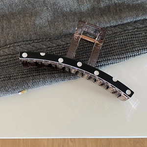 Détail d'une grande pince à cheveux à pois avec un ressort en métal robuste et durable