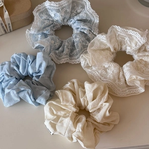 Set di quattro elastici scrunchie con pizzo e strisce e ricami di margherite bianche in blu