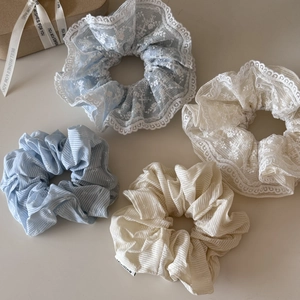 Set di quattro elastici per capelli in pizzo e a righe azzurro e beige con scatola