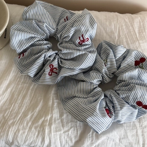 Lot de chouchous à rayures bleues avec broderie cerise rouge sur tissu blanc doux