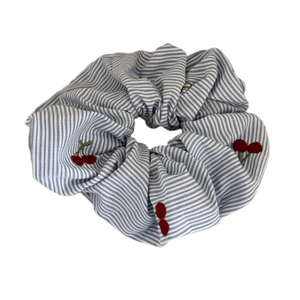 Chouchou large à rayures bleues avec broderie cerise rouge sur fond blanc pur
