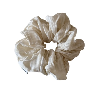 Scrunchie in pizzo a righe beige con ricamo floreale e piccola etichetta tessuta