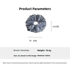 Détail montrant le diamètre de 19 cm et le poids du chouchou plissé en mousseline