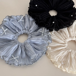 Détail lot de 3 chouchous en mousseline plissée avec perles et nœuds en noir et blanc