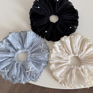 Trois chouchous élégants en mousseline plissée avec perles et nœuds en noir bleu et crème