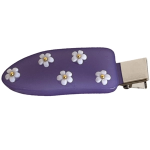 Pince à cheveux violette couleur bonbon avec fleurs 3D sur un fond blanc éclatant