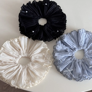 Trois chouchous plissés en mousseline noir, crème et bleu avec perles et nœuds