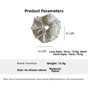 Dettaglio dell'elastico in pizzo bianco con cuori neri, dimensioni 22 cm per 22 cm