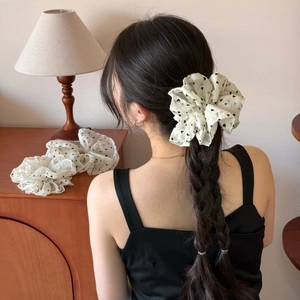 Set di tre elastici per capelli in tulle bianco con ricami a cuore nero e pois