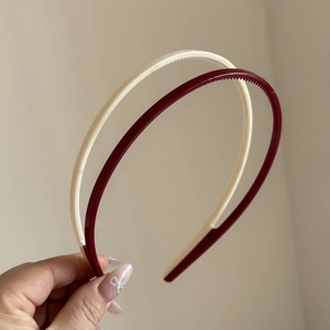 Detail of candy-colored hairbands with non-slip teeth for secure daily hair styling