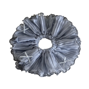 Chouchou élégant en mousseline plissée bleu gris avec nœuds en perles blanches pour femme