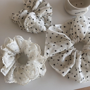 Set di elastici in pizzo bianco con pois a cuore neri e ricami floreali fini