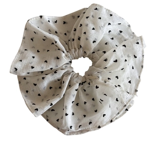 Scrunchie in pizzo bianco con cuori neri e ricami per acconciature capelli donna