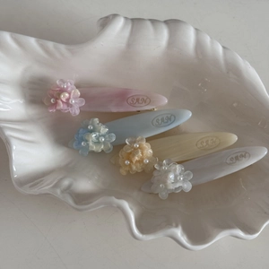 Lot de 4 barrettes à cheveux fleurs pastel en acrylique avec perles et design élégant