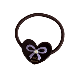 Élastique à cheveux marron avec pendentif cœur, nœud violet et détail en strass