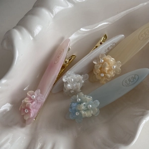 Lot de quatre barrettes à fleurs en acrylique aux couleurs pastel avec perles