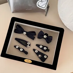 Set de 5 pinces à cheveux en denim bleu marine avec fleurs dans un coffret de présentation