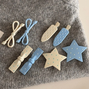 Set di 8 fermagli per capelli a pois blu e crema con fiocchi e stelle su maglia