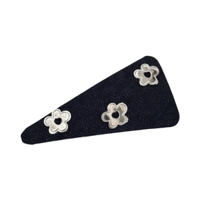 Barrette BB en denim bleu foncé ornée de trois fleurs métalliques argentées