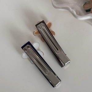 Primo piano di due fermagli per capelli a fiore traslucidi con glitter su base argento