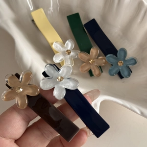 Eleganti fermagli per capelli in resina floreale in vari colori per uno stile raffinato