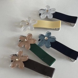 Set di 5 fermagli per capelli con fiori in resina colorata e perle dorate eleganti