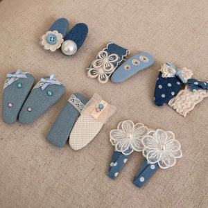 Vue détaillée de 10 barrettes en tissu bleu avec dentelle, denim et perles de nacre