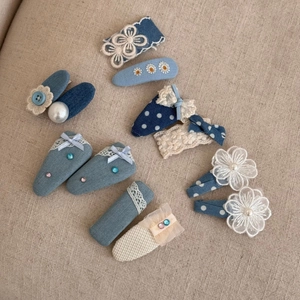 Détails d'un ensemble de 12 barrettes en denim bleu et dentelle avec perles et fleurs