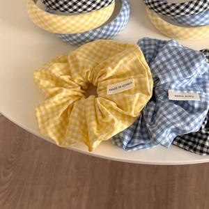 Süßer Gingham-Karo-Schwamm-Haarreif und passende Haargummis mit handgefertigten Etiketten
