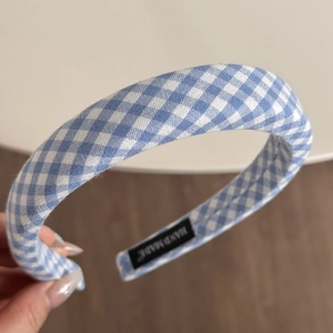 Detail der blau-weißen Karo-Stoffstruktur auf einem handgefertigten Polsterstirnband