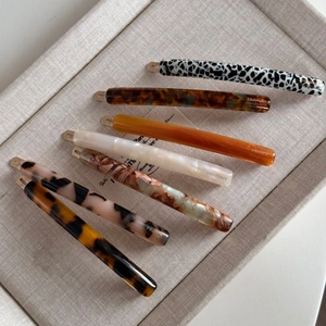 Set di 7 mollette lunghe in acetato con motivi leopardati e marmorizzati in stile vintage